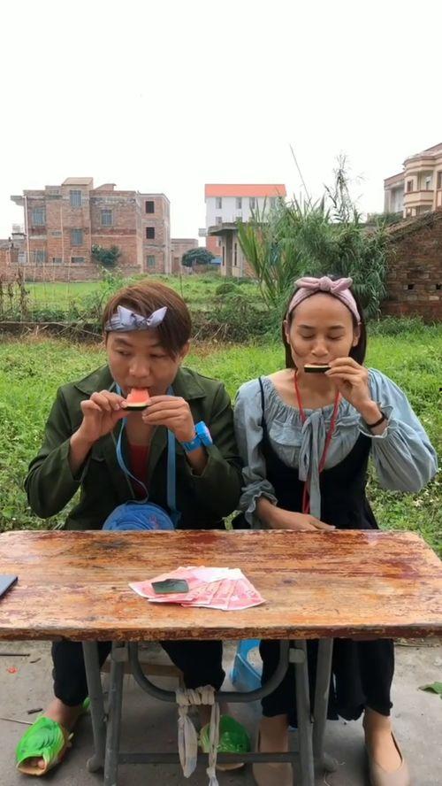 在村里吃瓜比赛,吃瓜大赛欢乐多