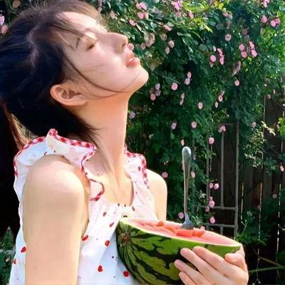 甜美头像女吃瓜,萌态十足引网友热议