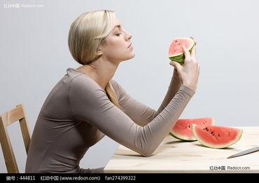 美女回家吃瓜图片