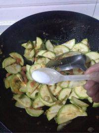 葫芦瓜是否炒熟吃,葫芦瓜炒熟与生食的口感与营养差异